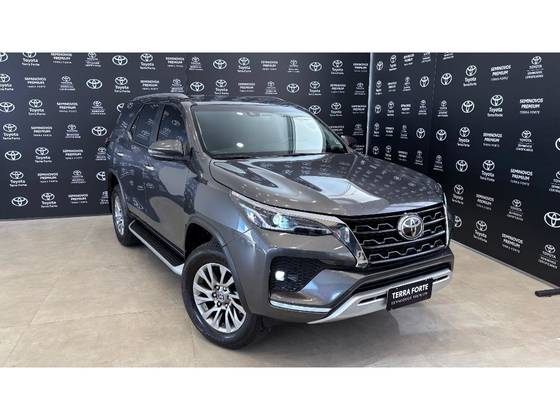 TOYOTA HILUX SW4 2.8 D-4D TURBO DIESEL SRX 7L 4X4 AUTOMÁTICO TOYOTA HILUX SW4 2.8 D-4D TURBO DIESEL SRX 7L 4X4 AUTOMÁTICO